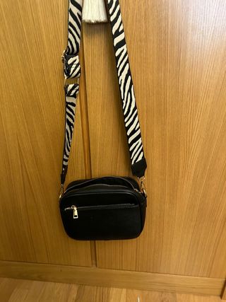 Bolso negro bandolera con correa cebra