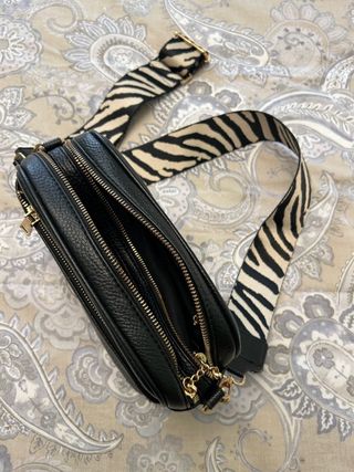 Bolso negro bandolera con correa cebra