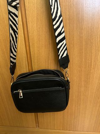 Bolso negro bandolera con correa cebra