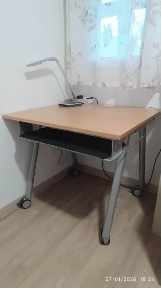 Tavolo da ufficio con ruote