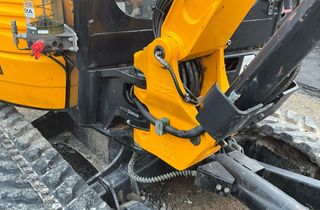 Excavadora JCB 8026CT con remolque