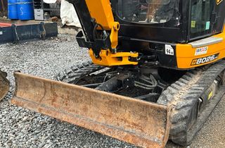 Excavadora JCB 8026CT con remolque