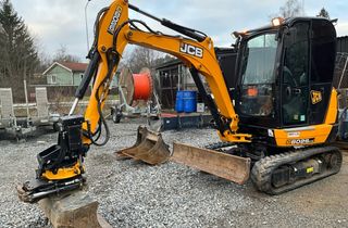 Excavadora JCB 8026CT con remolque