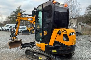 Excavadora JCB 8026CT con remolque