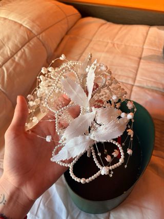 Tocado de pelo blanco y dorado
