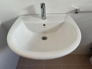 Lavabo de porcelana con semipedestal y grifo