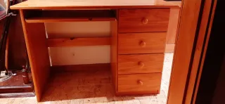 Secretária de madeira com gavetas