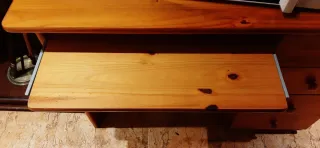 Secretária de madeira com gavetas