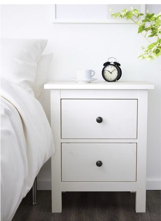 Mesita de noche blanca y negra