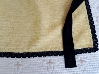 Delantal regional amarillo con encaje negro