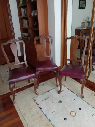 Tres sillas clásicas, hechas por ebanista.