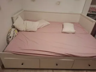 Cama individual blanca con cajones