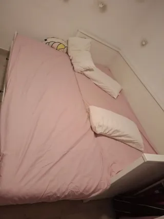 Cama individual blanca con cajones