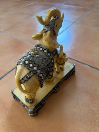 Figura de dos elefantes decorativos