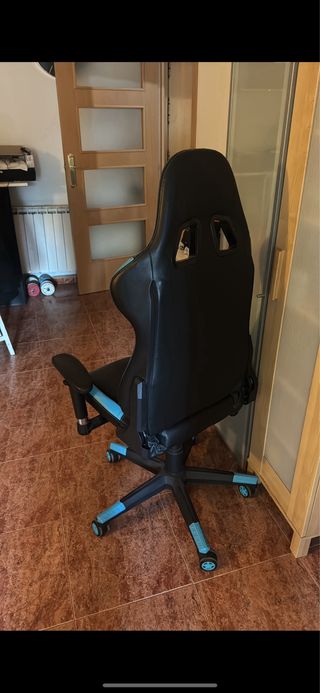 Silla gaming negra y azul