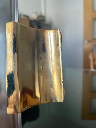 Bandeja metálica con asas doradas