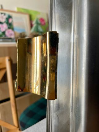 Bandeja metálica con asas doradas