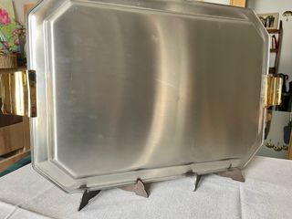 Bandeja metálica con asas doradas