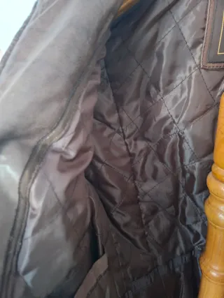 Gabardina de piel marrón