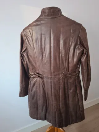 Gabardina de piel marrón