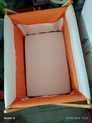 Minicuna madera y textil naranja