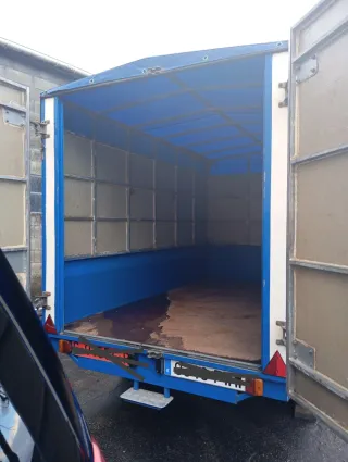 Remolque cerrado azul y blanco