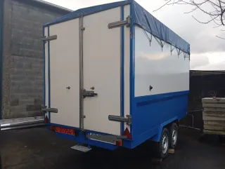 Remolque cerrado azul y blanco