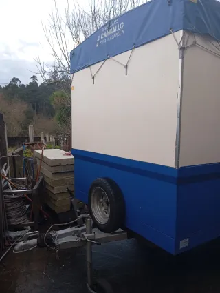 Remolque cerrado azul y blanco