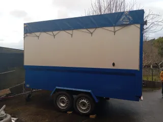 Remolque cerrado azul y blanco