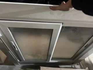 Ventana de aluminio con persiana