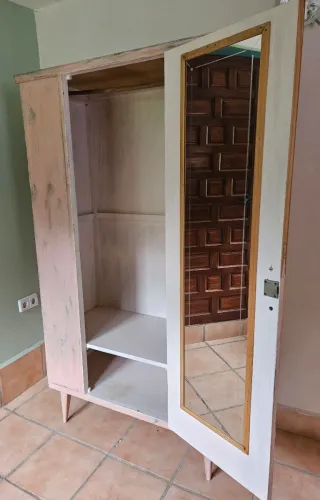 Armario renovado madera rosa y oro