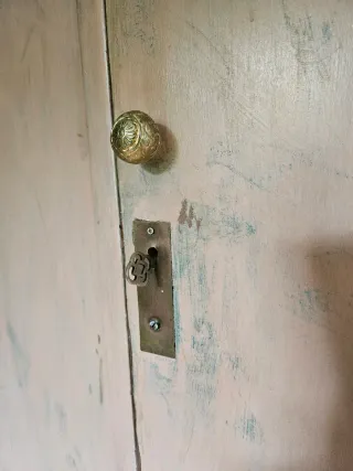 Armario renovado madera rosa y oro