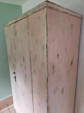 Armario renovado madera rosa y oro