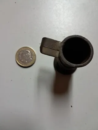 Antiguo vaso medidor de hierro