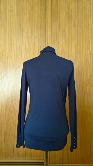 Camiseta azul de cuello alto