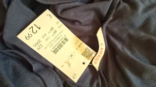 Camiseta azul de cuello alto