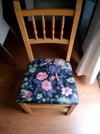 Sillas de madera con asiento estampado  2 sillas.