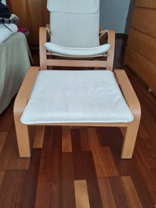 Mecedora de madera y tela beige