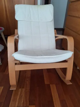 Mecedora de madera y tela beige