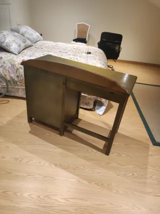 Escritorio de madera con cajones