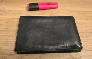 Cartera de piel negra