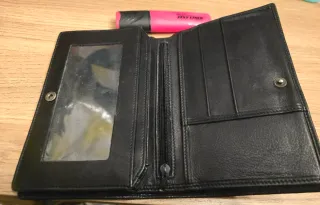 Cartera de piel negra