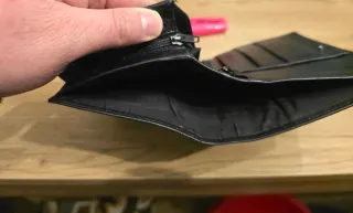 Cartera de piel negra