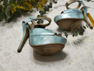 Zapatos de tacón Jerzy Ross azul y dorado