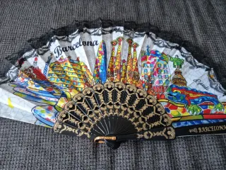 Abanico Barcelona Gaudí Diseño Colorido