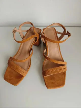 Sandalias de tacón marrón