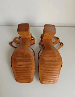 Sandalias de tacón marrón