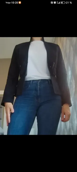 Americana negra con detalles