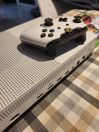 Xbox One S 512GB + 4 Juegos + Mando