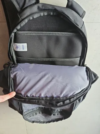 Mochila portátil acolchada negra